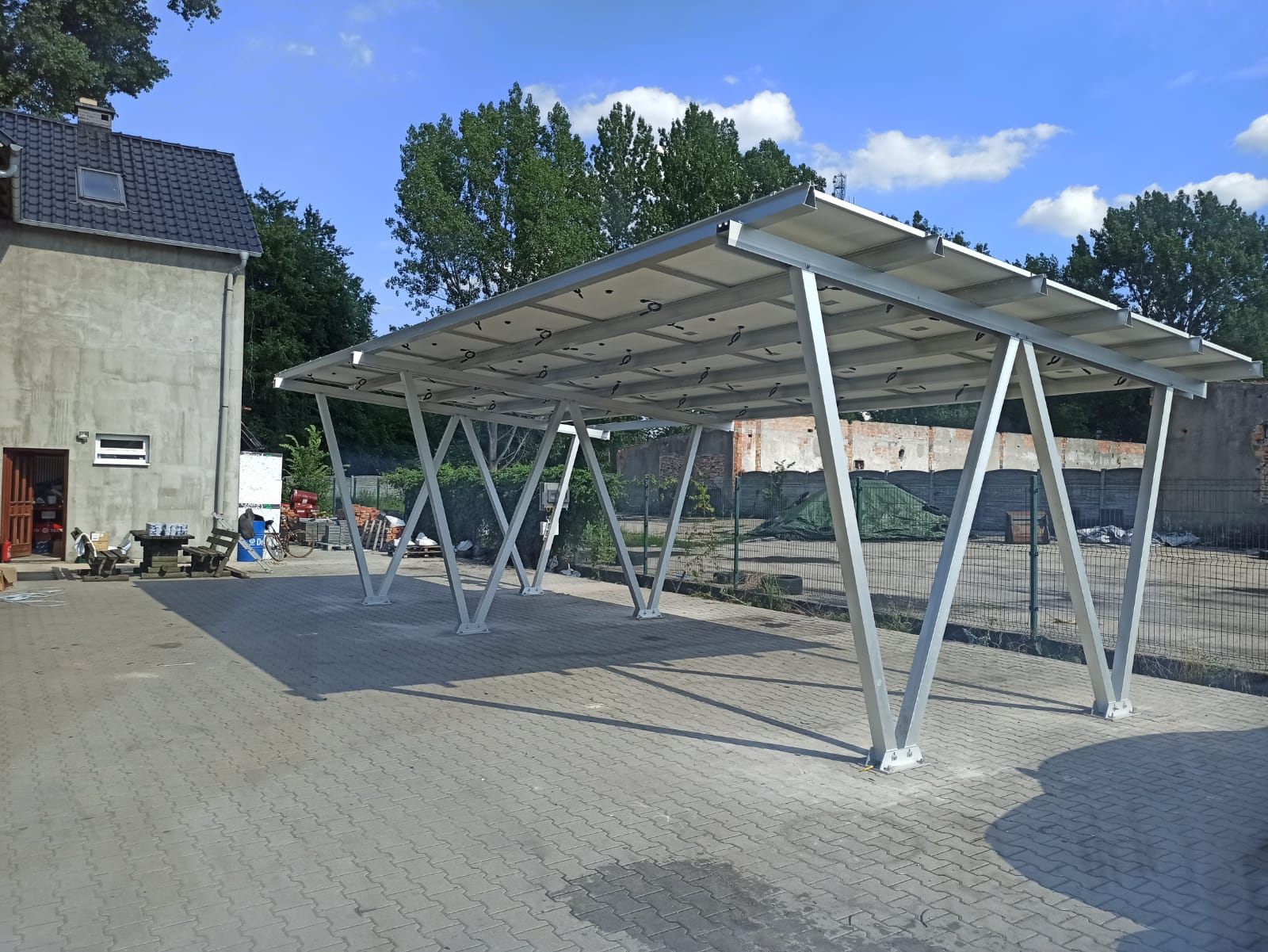 Carport - wiata fotowoltaiczna na samochód