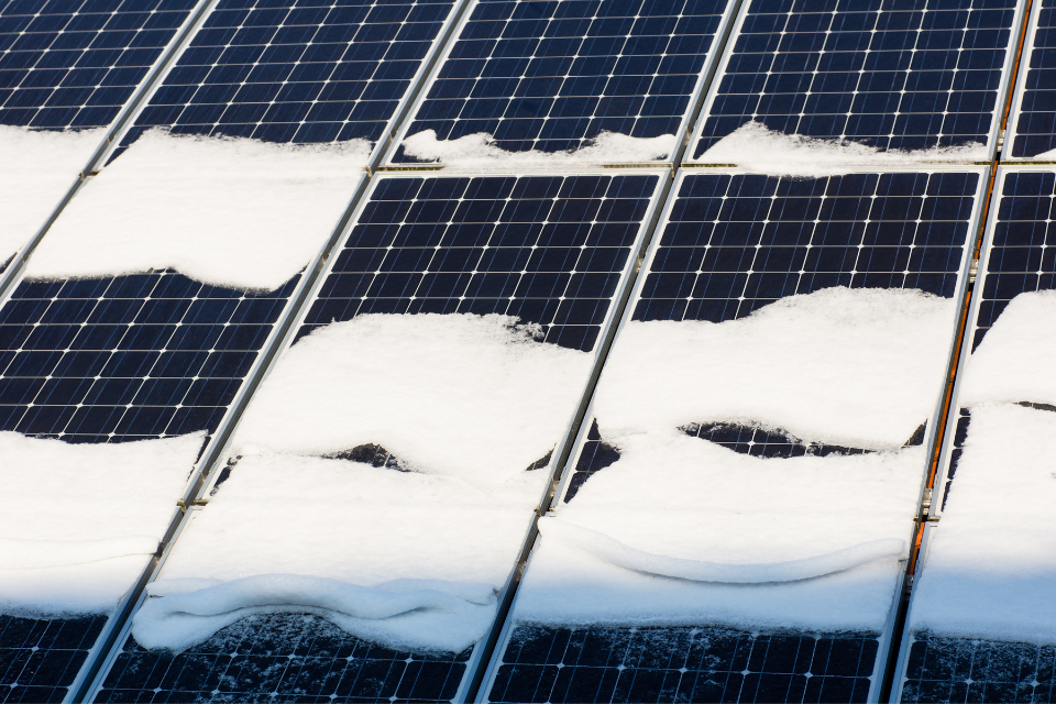 Śnieg na panelach fotowoltaicznych: czy opłaca się go usuwać?