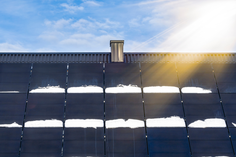 Jak usuwać śnieg pokrywający panele fotowoltaiczne?