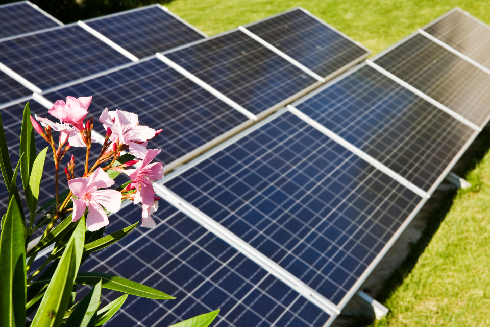 Jak zainstalować panele fotowoltaiczne na dachu lub na ziemi? Praktyczny przewodnik instalacji