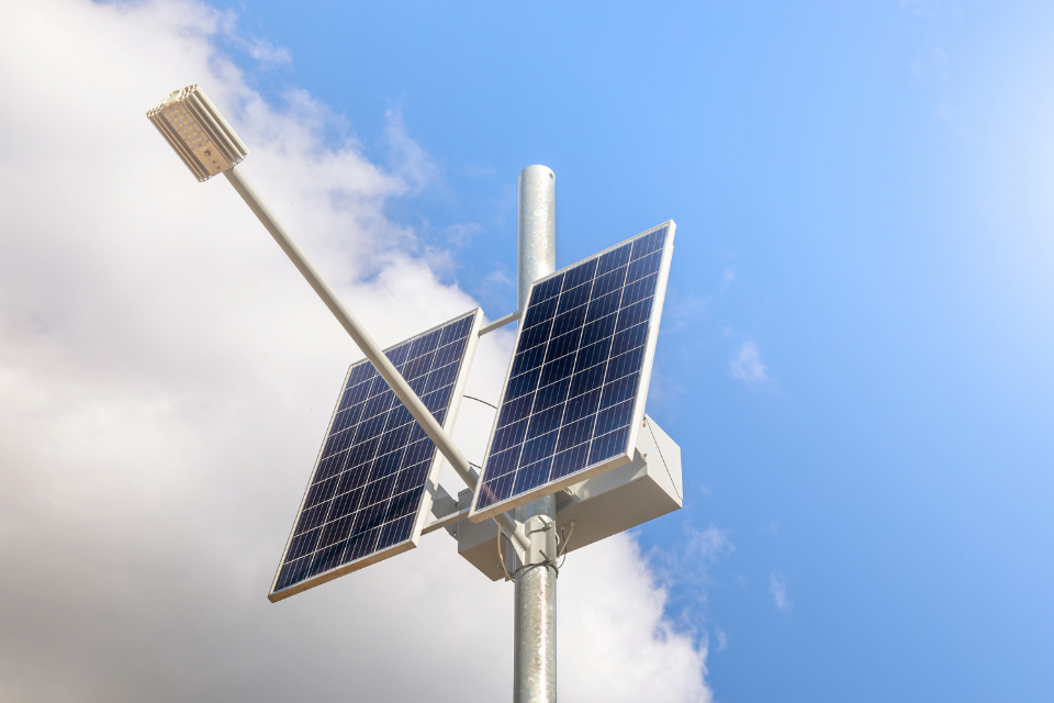 Panele fotowoltaiczne w miejscach publicznych: przykłady zastosowań